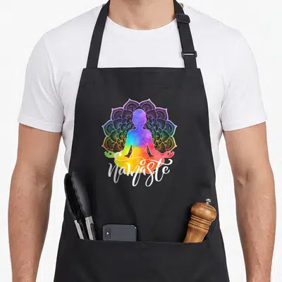 Tablier de cuisine noir avec silhouette colorée en méditation et mandala aquarelle arc-en-ciel.