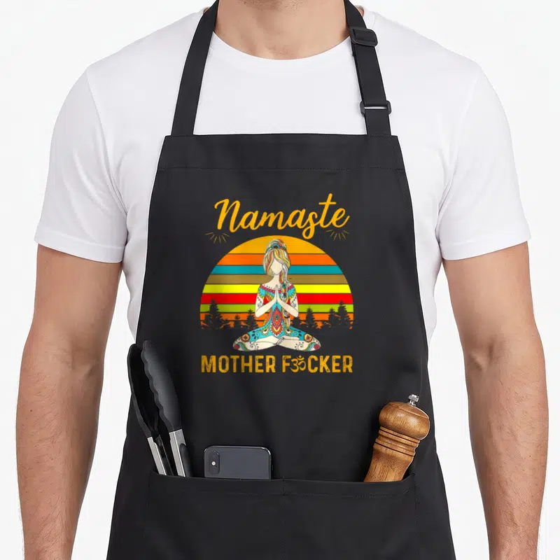 Tablier de cuisine noir avec illustration rétro d'une femme en yoga et texte Namaste Mother Fucker.
